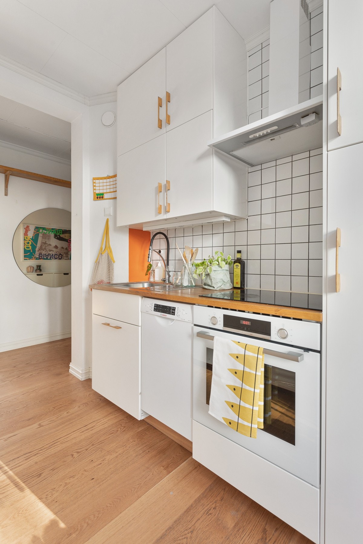 Komfyr er fra 2021 og oppvaskmaskin er fra 2020. Galleribilde