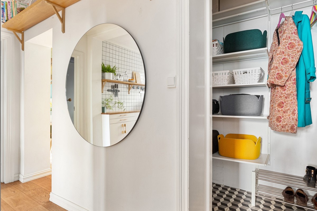 Entréen har adkomst til praktisk bod/skap med gode muligheter for oppheng og lagring av ytterklær, sko mm. Galleribilde