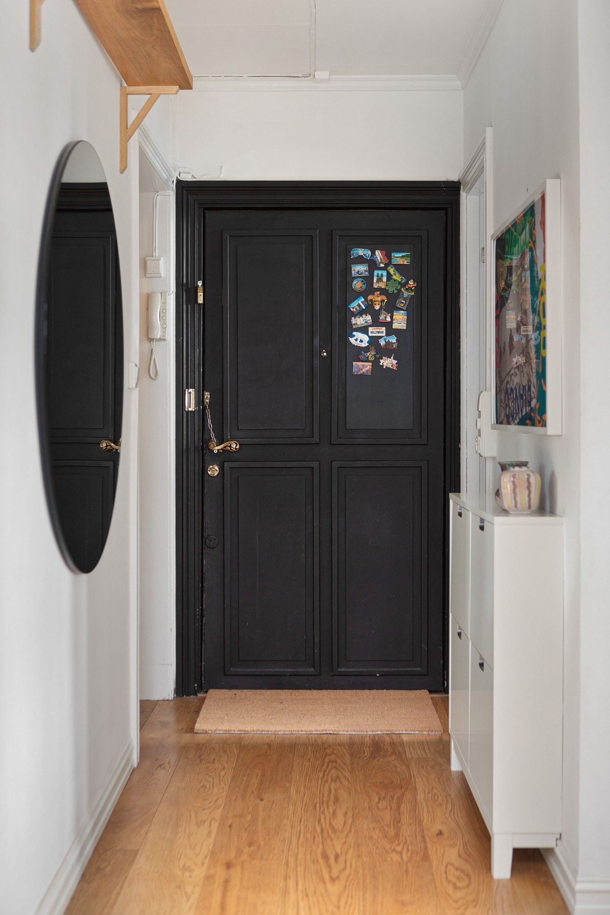 Hyggelig inngangsparti med mulighet for skoskap og oppheng av ytterklær. Galleribilde