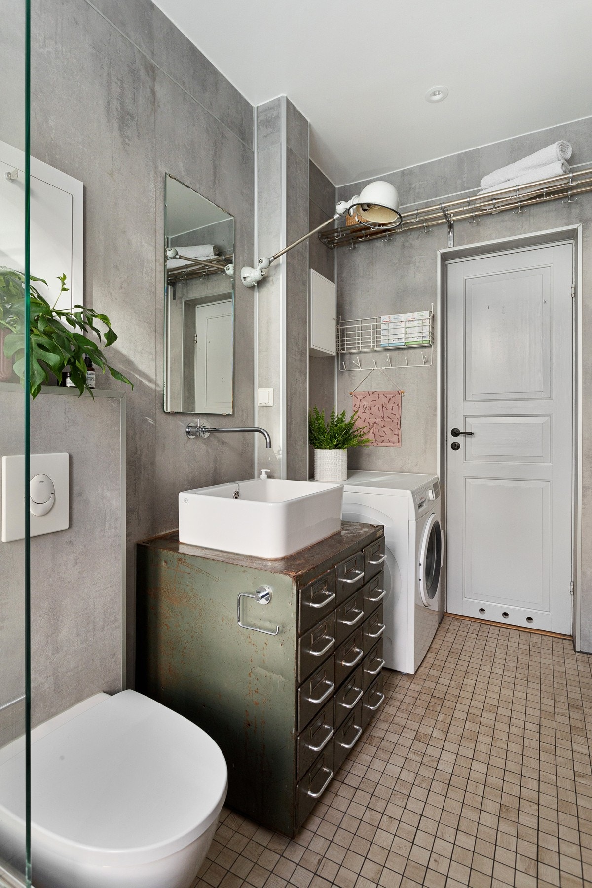 Særegen servant i vintage fransk arkivskap i jern fra 50-tallet. Samt vegghengt toalett og opplegg for vaskemaskin. Galleribilde