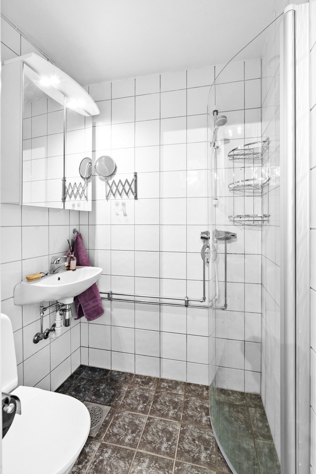 Badet er flislagt og inneholder dusjsone med glassdør samt varmekabler i gulv. Borettslaget har felles vaskerom og tørkerom i kjelleren. Galleribilde
