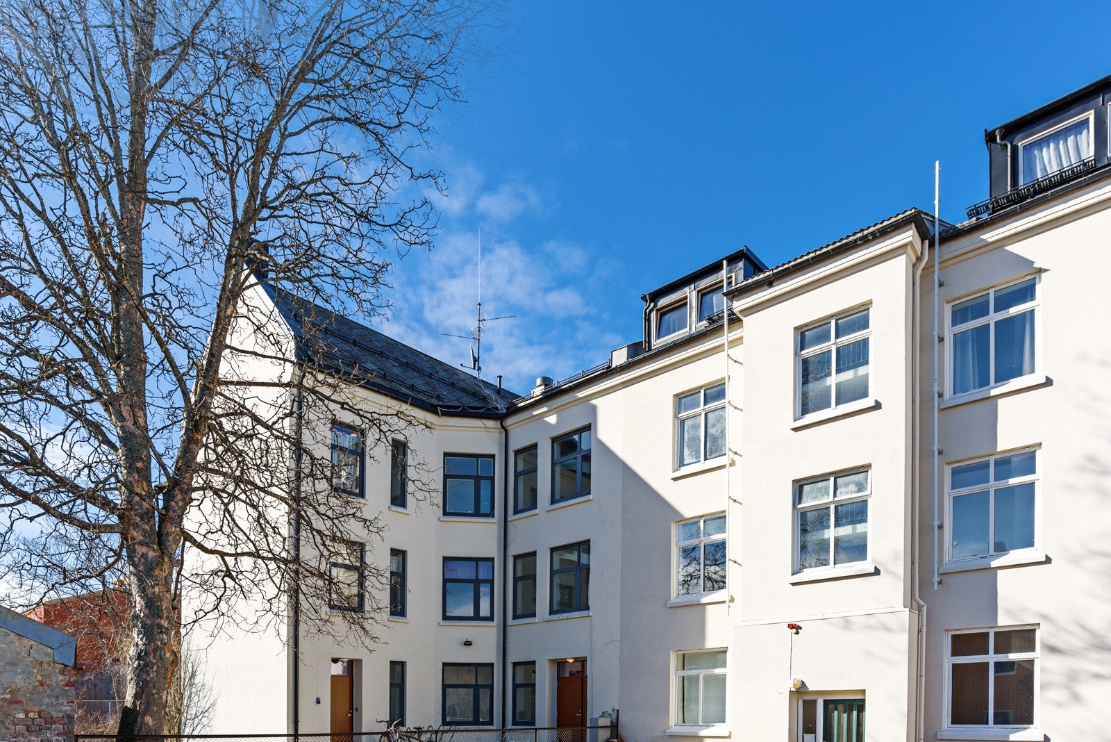 Solsiden ligger ca. 5 minutter gange fra leiligheten og byr på alt fra klesbutikker, dagligvarebutikker, apotek, 3T og SiT treningssenter, vinmonopol, spa, flere restauranter og kafeer. Galleribilde