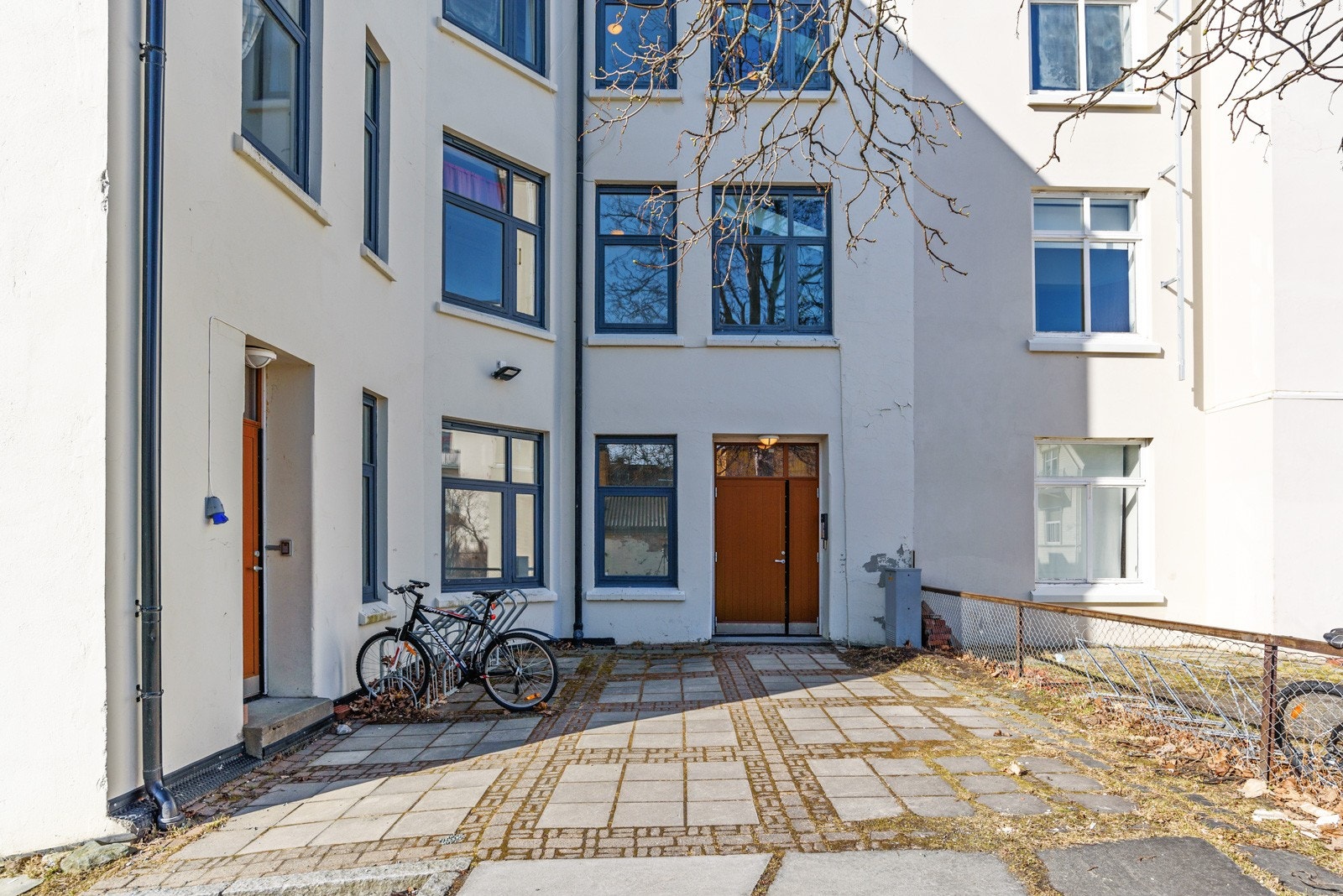 Inngangsparti med sykkelparkering. Leiligheten vender inn i mot gangvei og det er derfor ikke noe trafikkstøy. Galleribilde