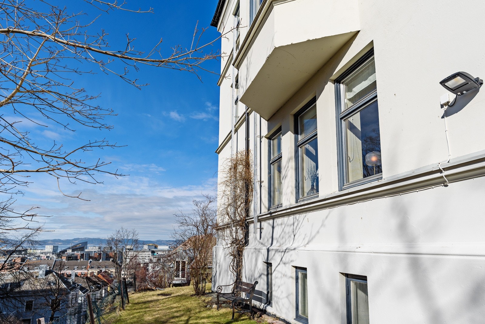 Gyldenløves gate 19 A har en særdeles god beliggenhet på Øvre Møllenberg - også kalt Johannesborg. Dette området kjenne tegnes ved å være den rolige delen av Møllenberg, Galleribilde