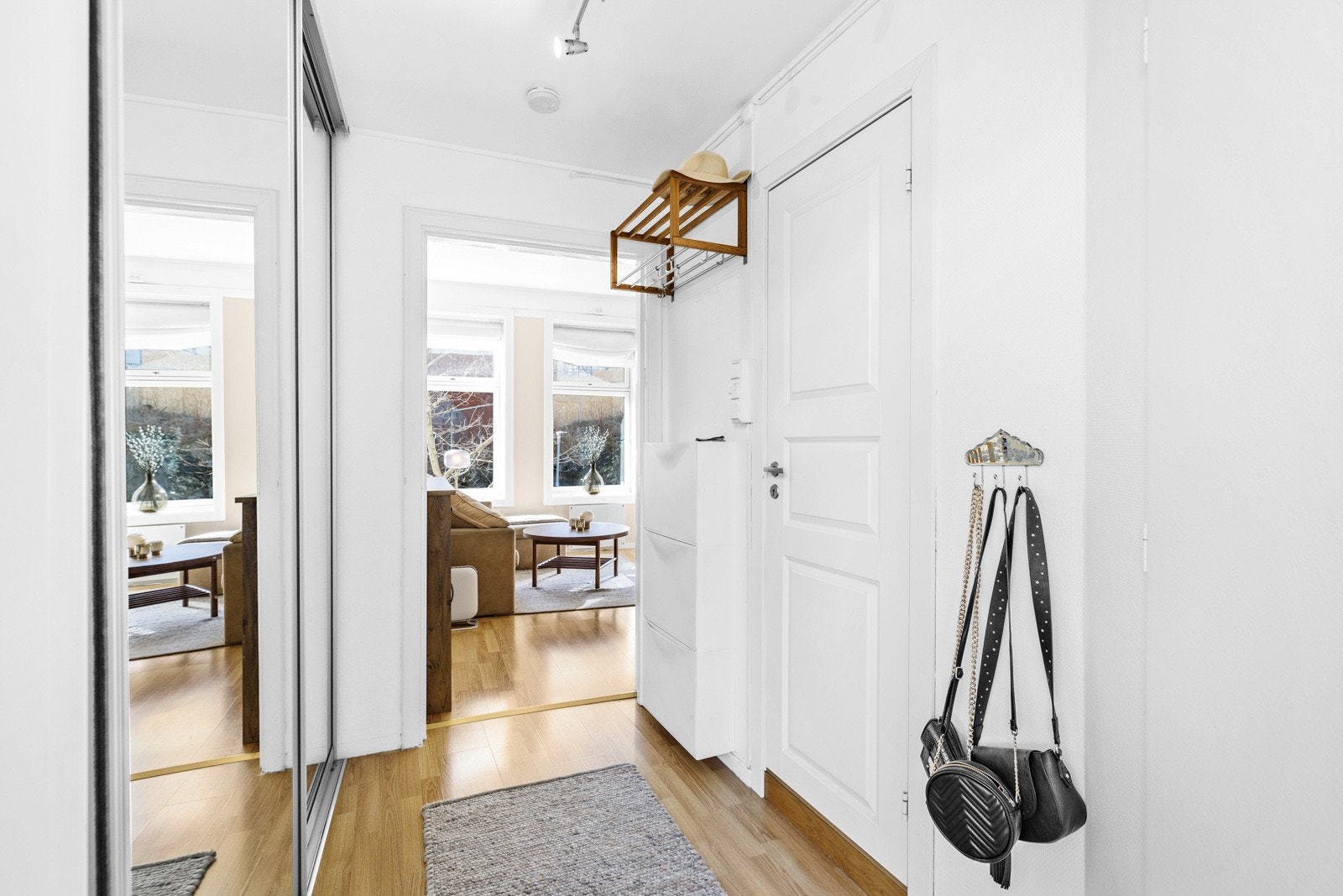 Entré med skyvedørsgarderobe og god plass til sko og ytterklær. Galleribilde