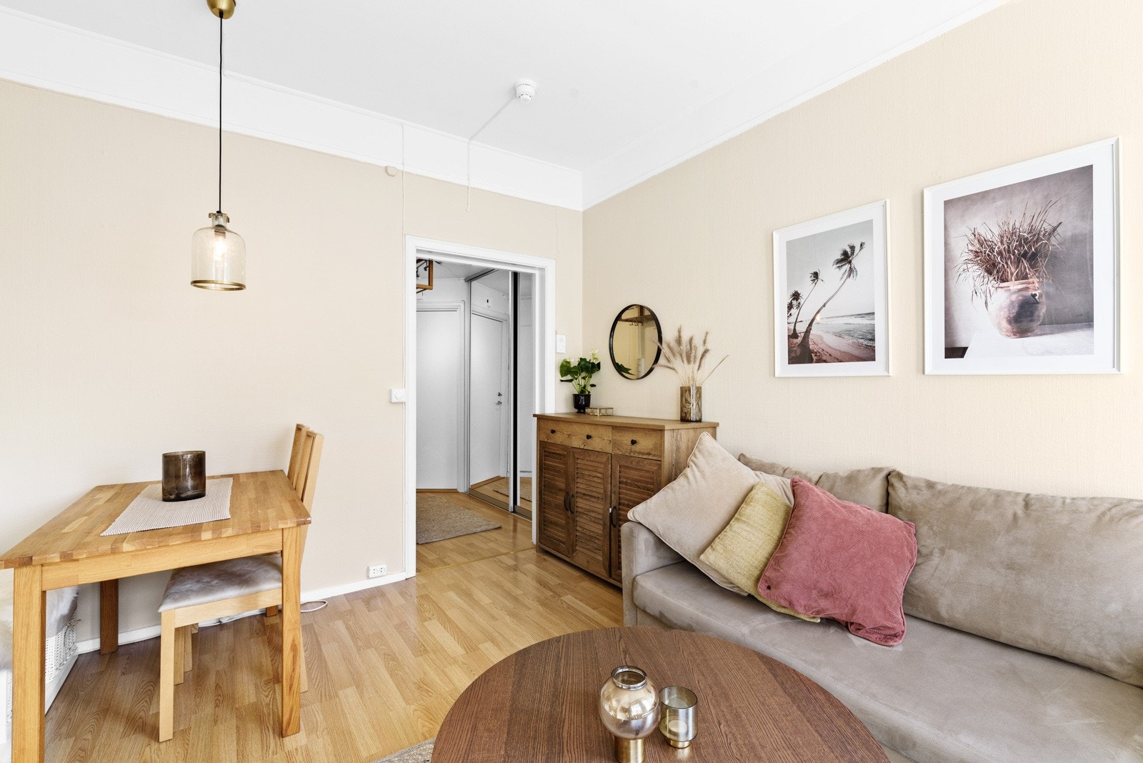 Her har man plass til blant annet skjenk, sofa, stuebord og spisebord. Galleribilde