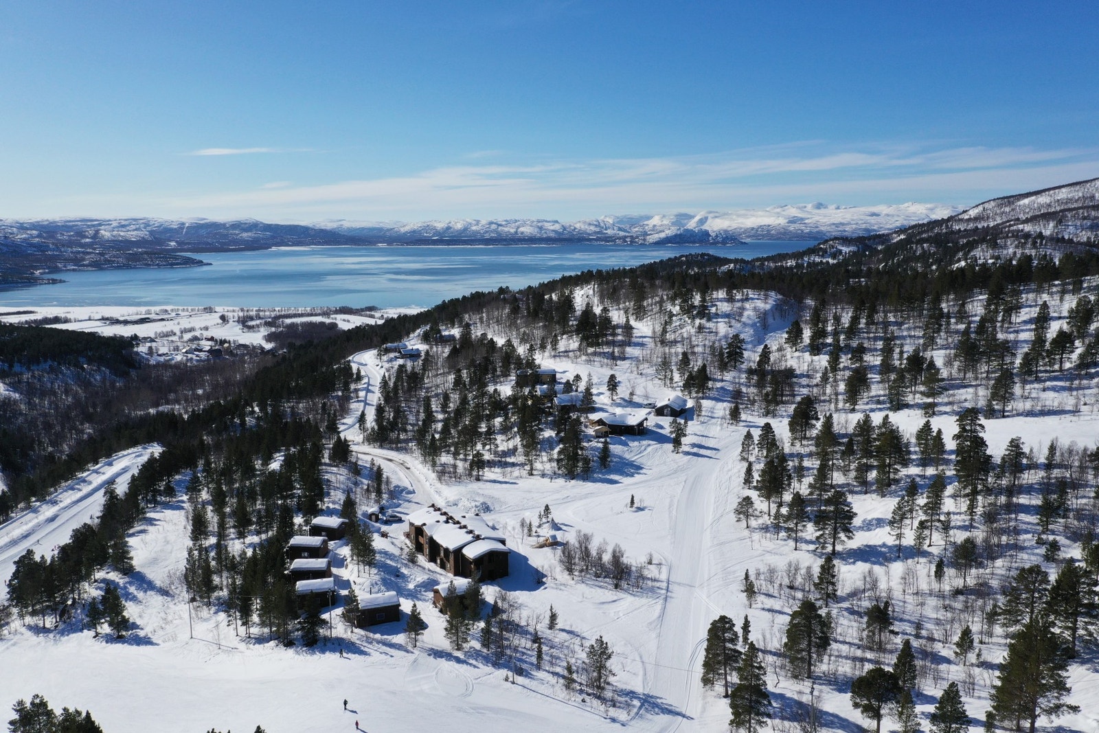 Her kan du stå på ski/brett under nordlyset og nyte fargespillet og stjernehimmelen Galleribilde