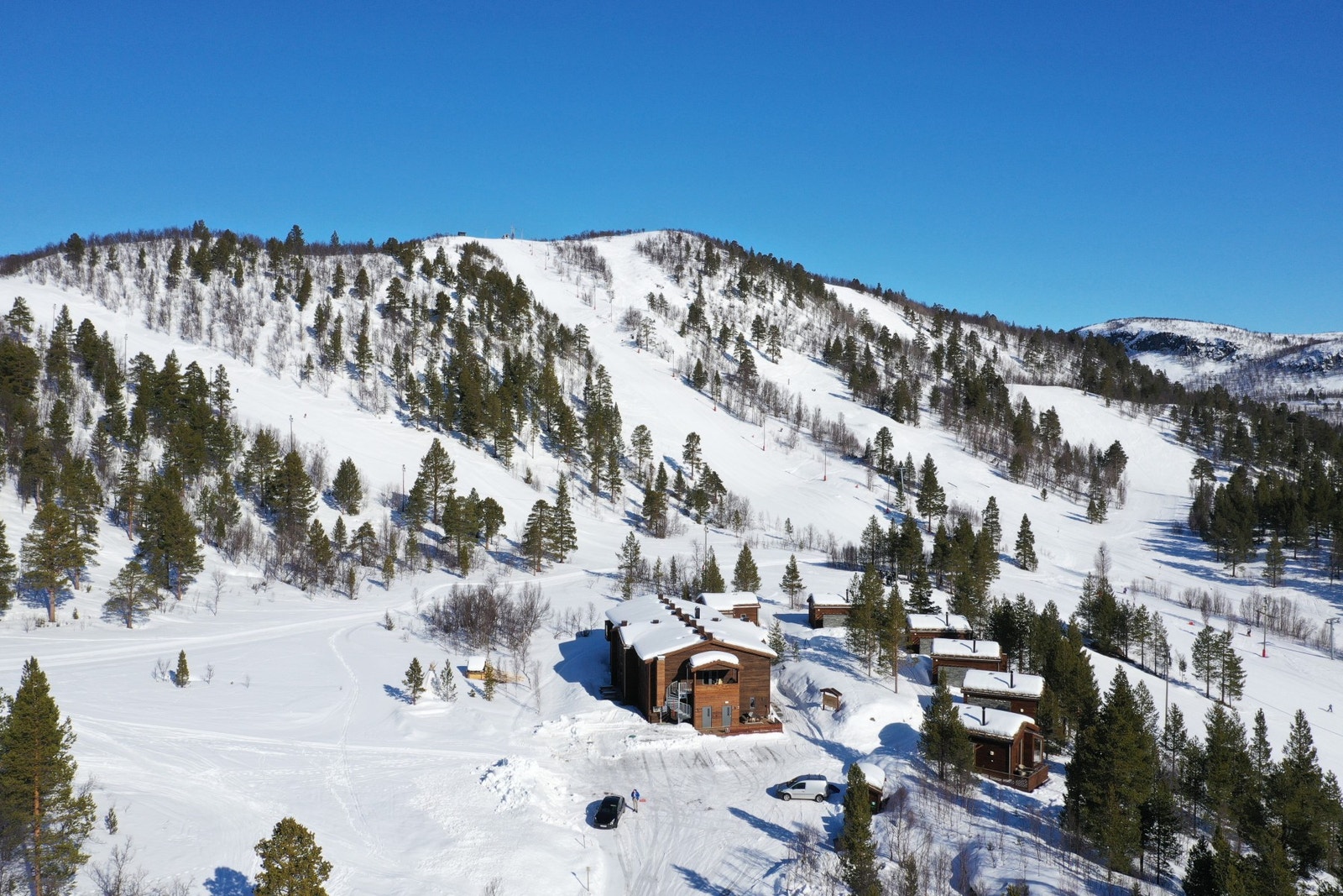 Hyttefeltet ligger omtrent 25 minutters kjøring fra Nordlysbyen Alta i retning Hammerfest og Nordkapp Galleribilde