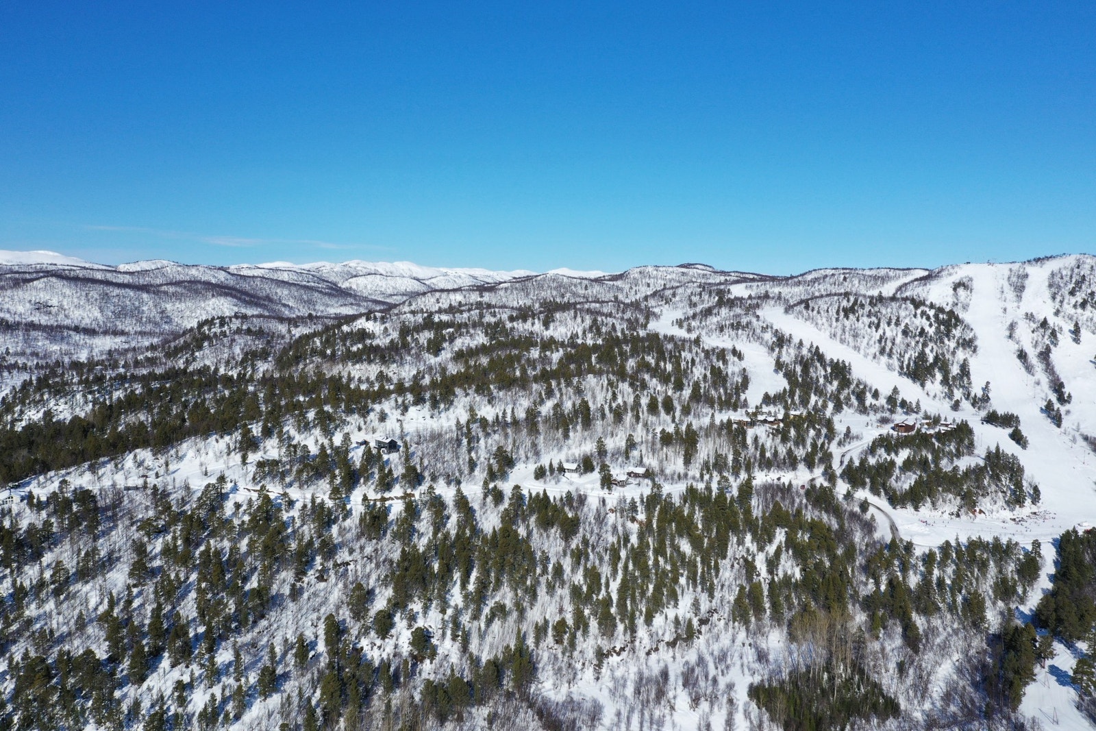 Området byr på fjellvann hvor du kan fiske med stang om sommeren og ispilke vinterstid. Nærområdet byr også på fine jaktmuligheter på høsten. Galleribilde