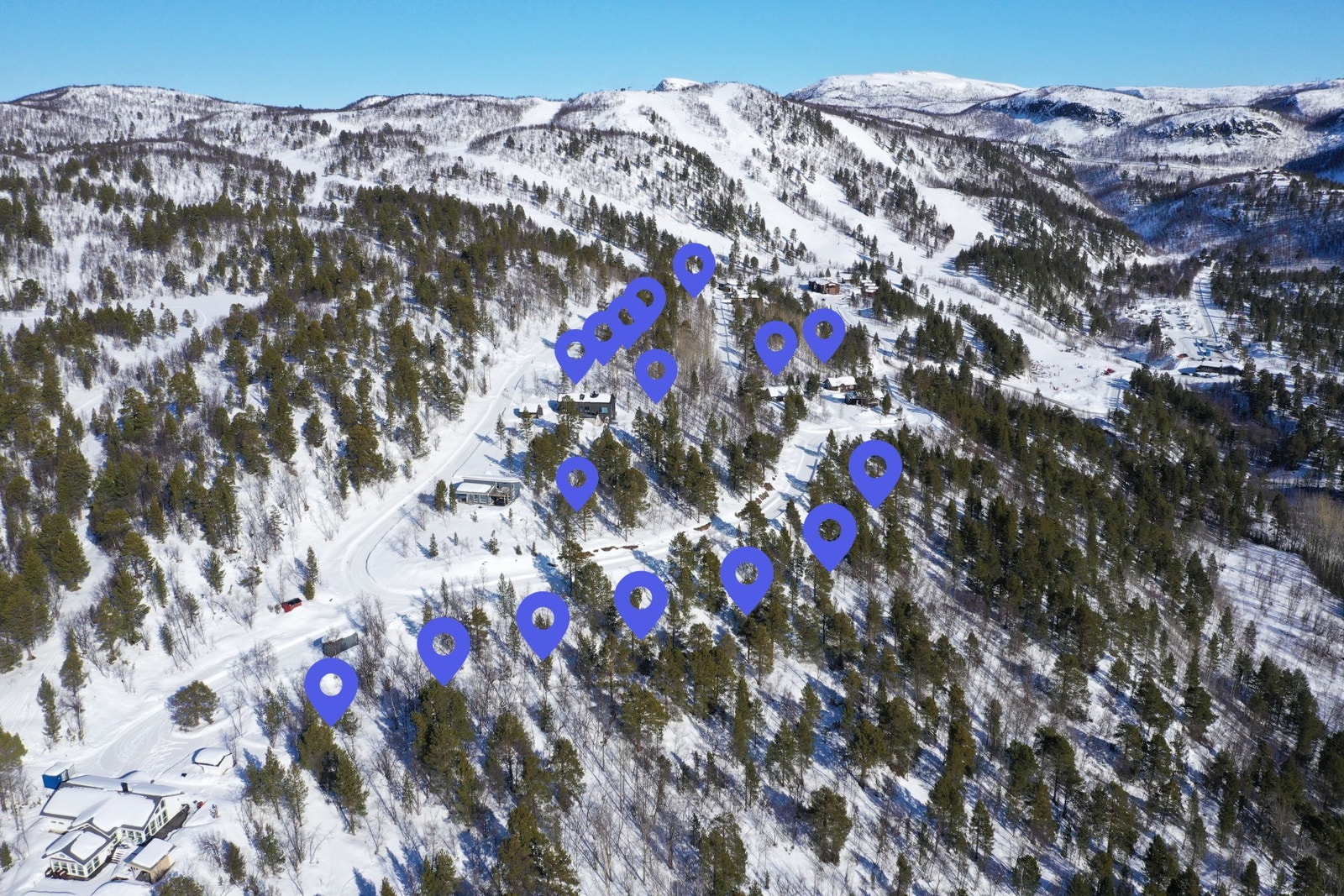 Hyttetomtene ligger fint til ved SarvesAlta aktivitetspark og alpinsenter - i fantastiske omgivelser med utsikt over Alta og Altafjorden. Galleribilde