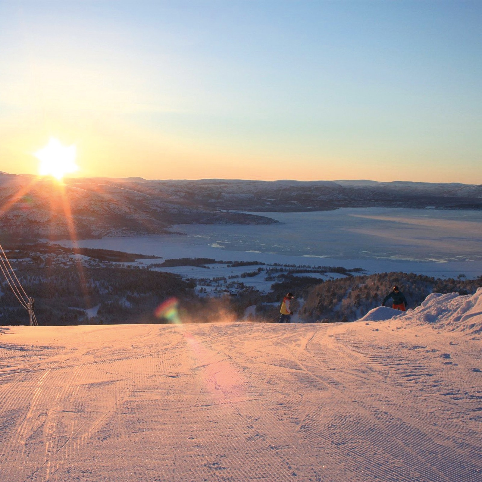Lokaliseringen mellom fjord, fjell og vidde er ideell for de fleste friluftsaktiviteter. Galleribilde