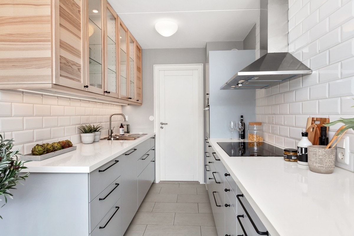 Kjøkkenet er lekkert og funksjonelt med innredning i gråtone fra Ikea med sorte håndtak. Galleribilde