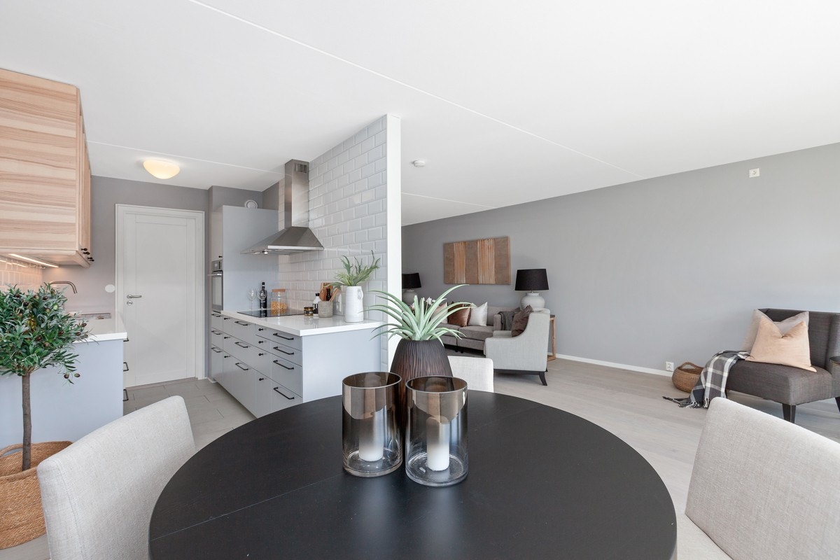 Plass til spisebord med direkte tilknytning til kjøkkenet - et naturlig skille mellom stue og kjøkken. Galleribilde