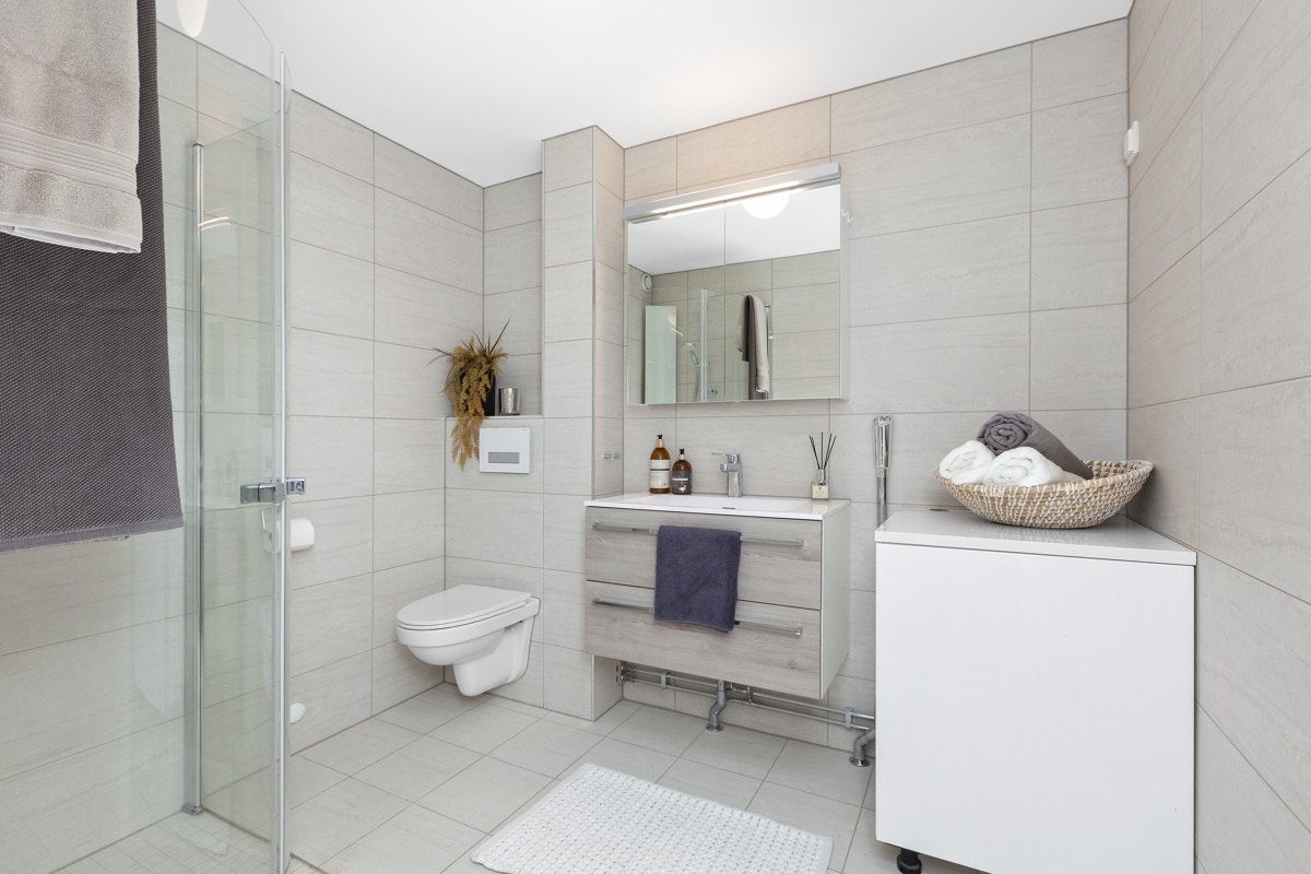 Svært delikat bad, pusset opp i 2018, med fliser og moderne innredning. Galleribilde