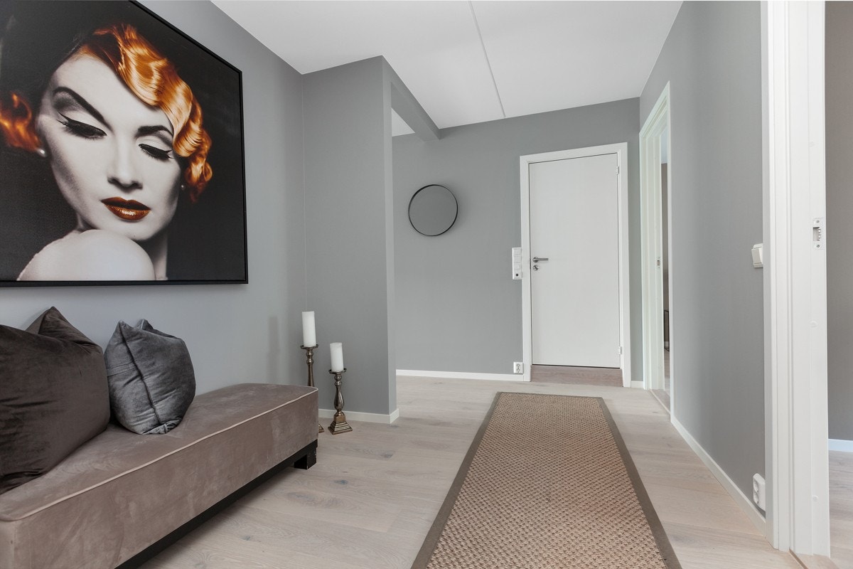 Entréen skaper et godt førsteinntryk av leiligheten. Galleribilde