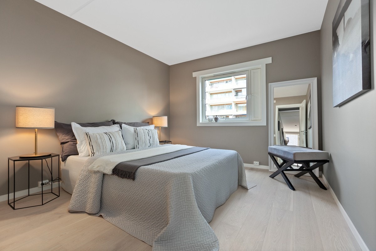 Leiligheten har to soverom av god størrelse med vinduer fra 2015 med god lydisolasjon. Galleribilde