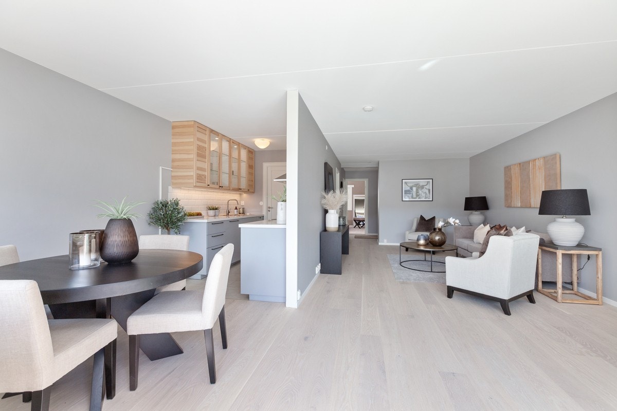 Sosialt oppholdsrom med stue-/kjøkken i åpen løsning, men likevel med mulighet til å holde kjøkkenets funksjoner separert fra stuen. Galleribilde