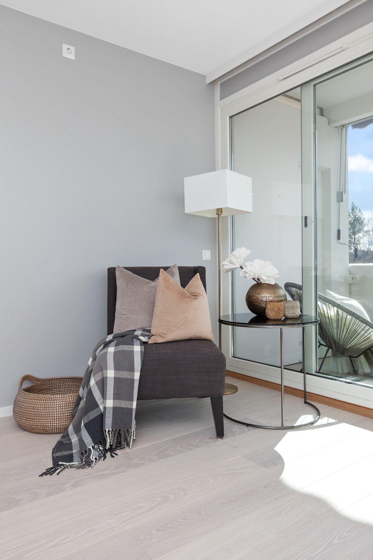 Den lekre eikeparketten og de store vindusflatene skaper en god romfølelse. Galleribilde