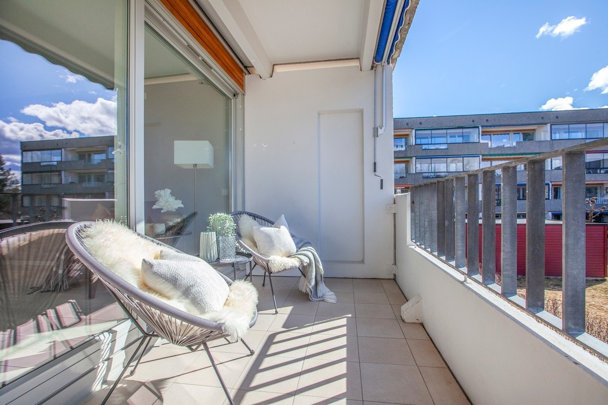 Balkongen ligger sydvestvendt med gode solforhold og hyggelig oversikt over borettslagets pent opparbeidede fellesareal. Galleribilde