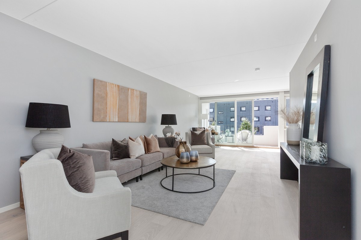 Leiligheten holder høy standard og er pusset opp med nytt bad og kjøkken i 2018 og overflater, el. anlegg m.m. pusset opp i 2021. Galleribilde