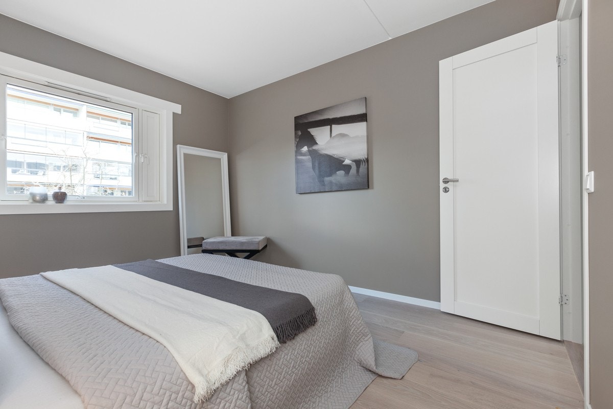 Garderobeskap på soverom er fjernet slik at kjøper kan velge sin foretrukne oppbevaringsløsning. Galleribilde