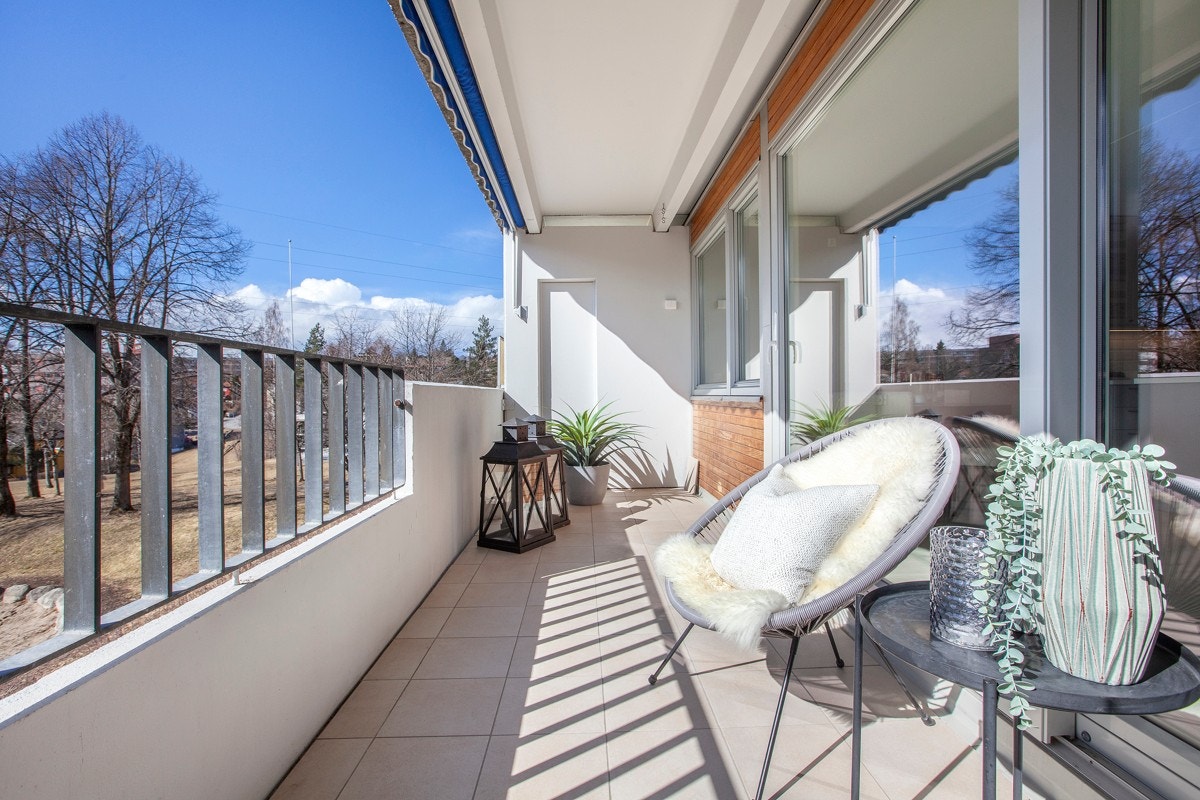 Balkongen er et fint sted for hyggelige grillkvelder og det er tilgang på strøm, samt montert markise. Galleribilde