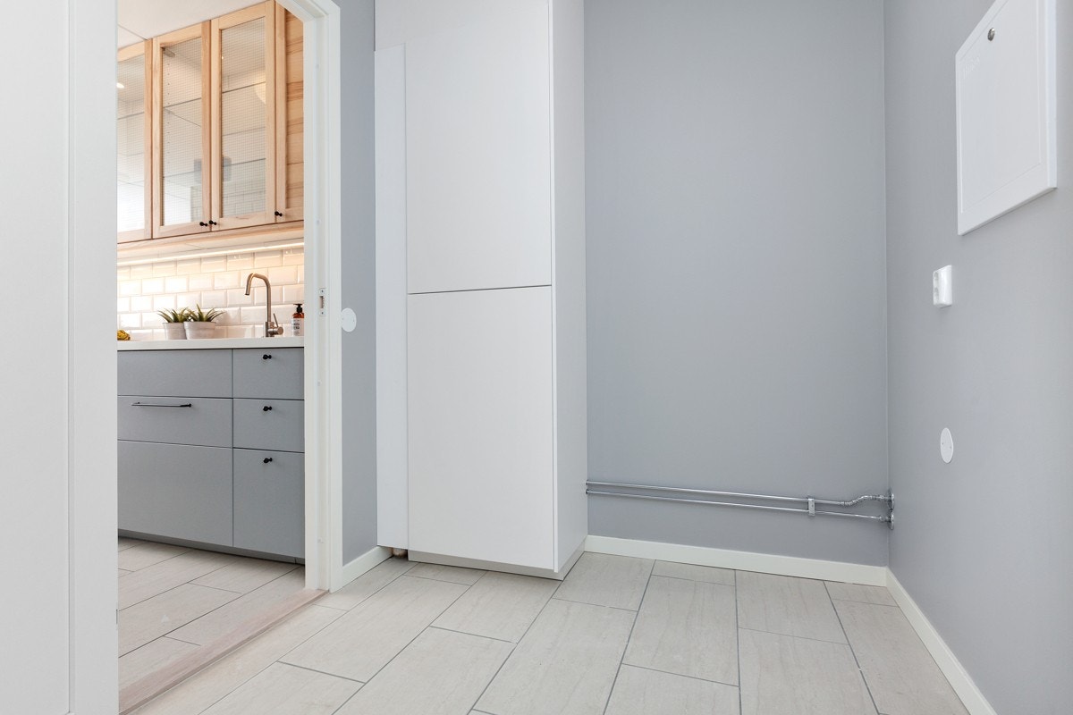 Leiligheten har en egen bod/teknisk rom med adkomst fra både kjøkken og entré. Rommet var tidligere vaskerom og det er tilgjengelig ledningsnett. Galleribilde