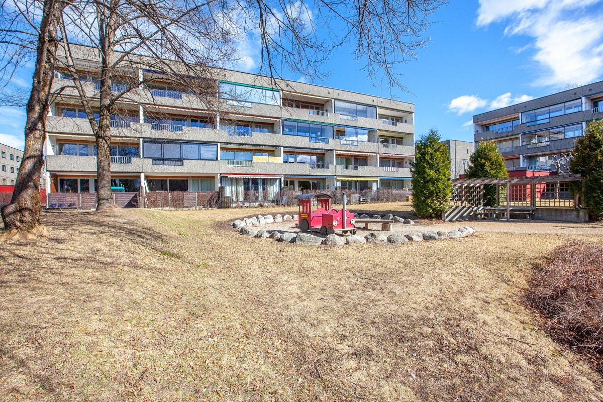 Flott beliggenhet, med kort vei til offentlig kommunikasjon, dagligvare og flotte tur- og grøntområder i Sørkedalen, Mærradalen og Nordmarka. Galleribilde