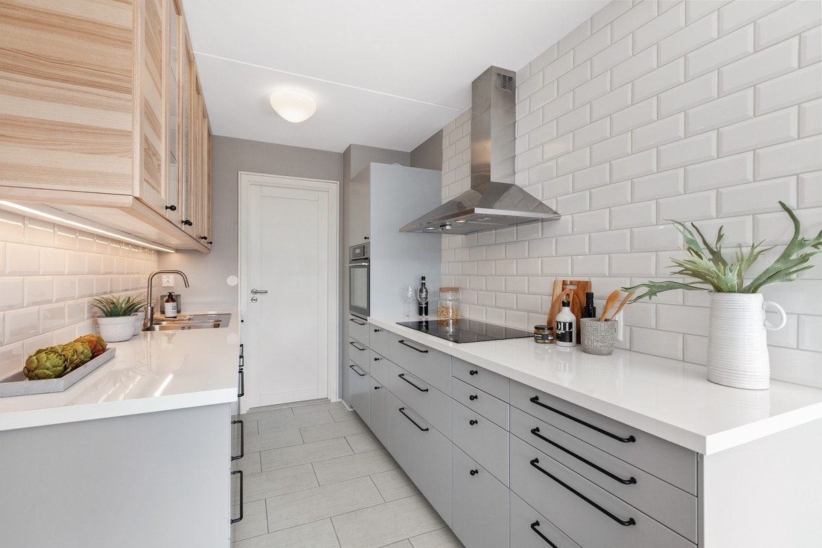 Lekre "subway tiles" over kjøkkenbenken. Galleribilde