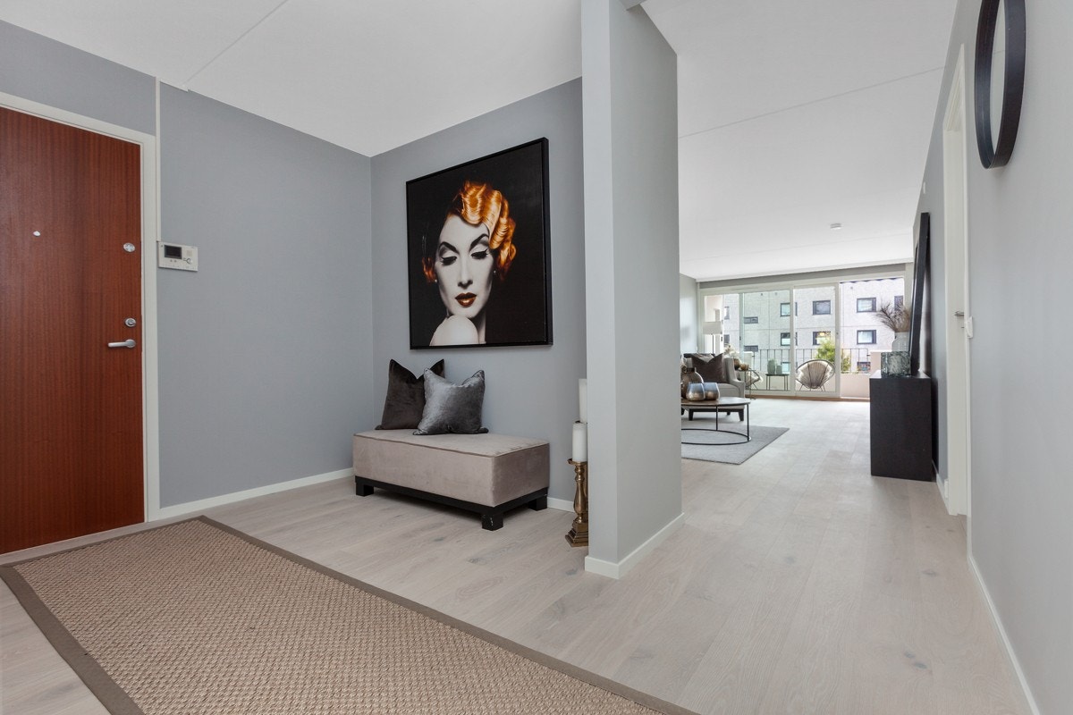 Innbydende entré med nisje til garderobeskap. Galleribilde