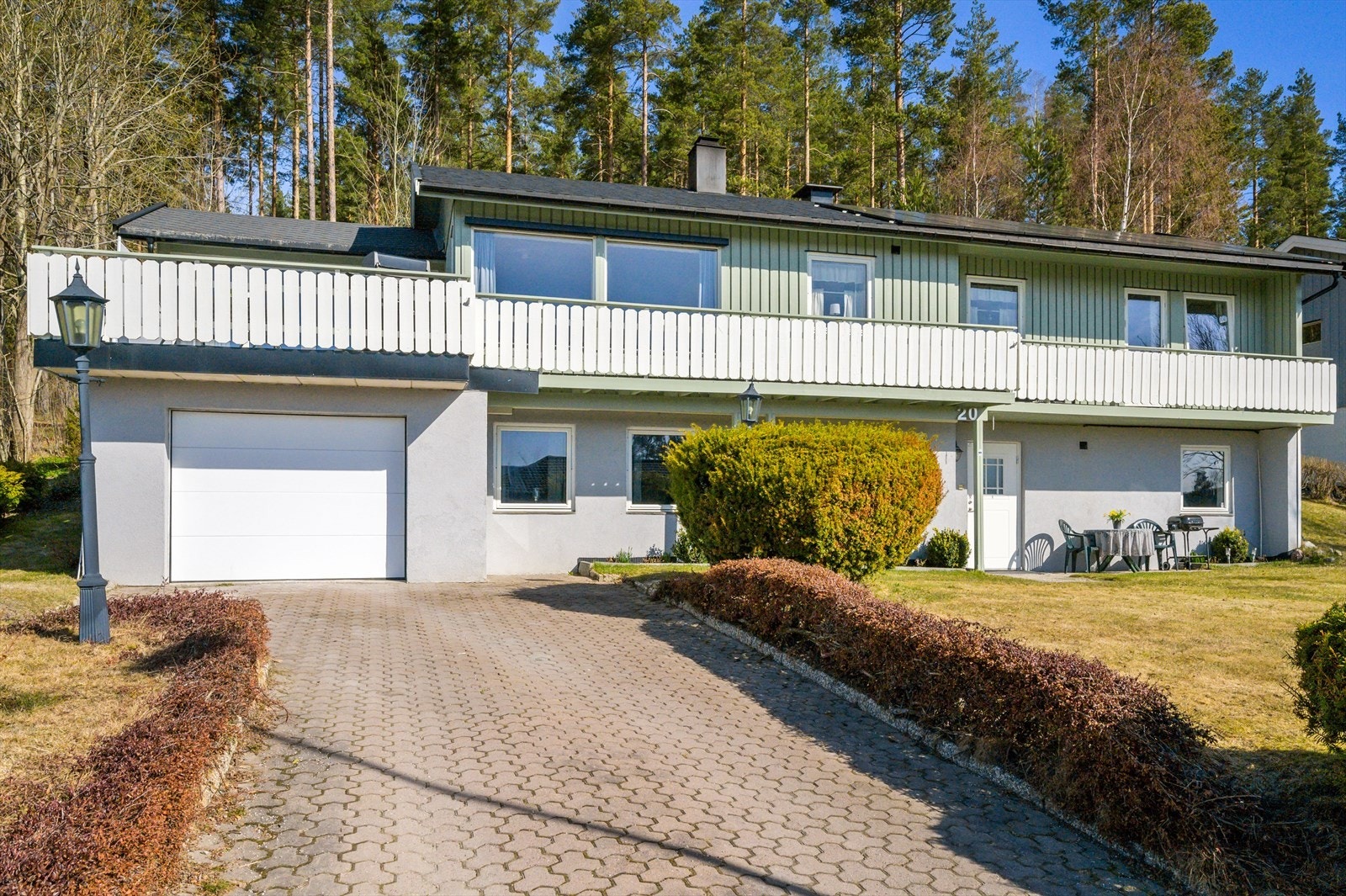 Pent opparbeidet innkjørsel med enkel adkomst til den integrerte garasjen og inngangspartiet. Galleribilde