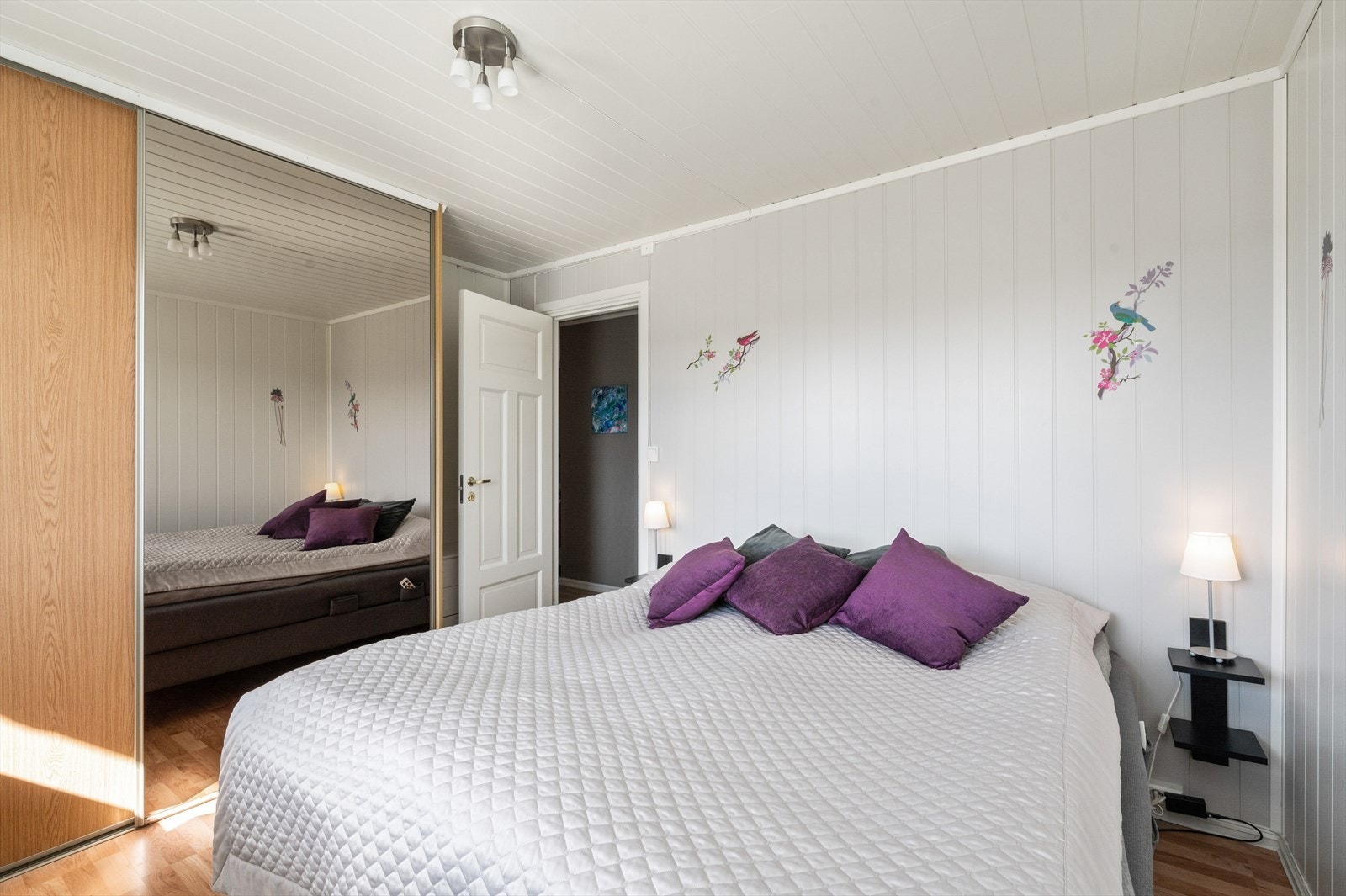 Soverommet har godt med oppbevaringsplass i en plasstilpasset skyvedørsgarderobe. Galleribilde