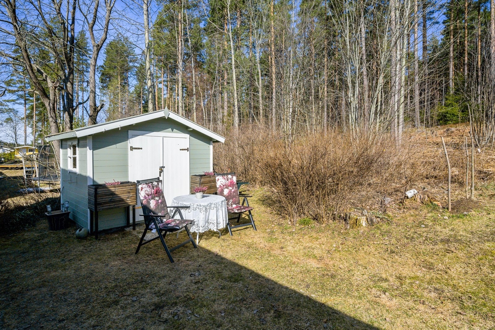 Hagen er skjermet med hekk og grenser til skogområde. I hagen er det også oppført en praktisk utebod for lagring. Galleribilde