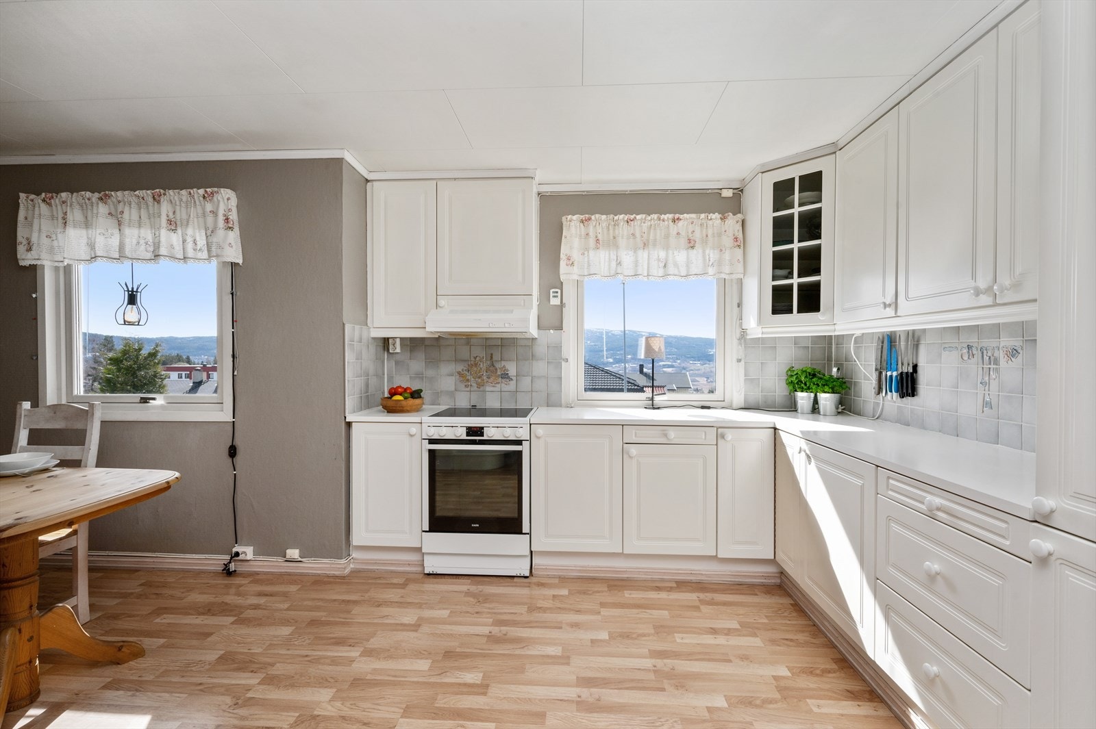 Adskilt kjøkkenløsning med flott utsikt og gode arbeidsflater. Galleribilde