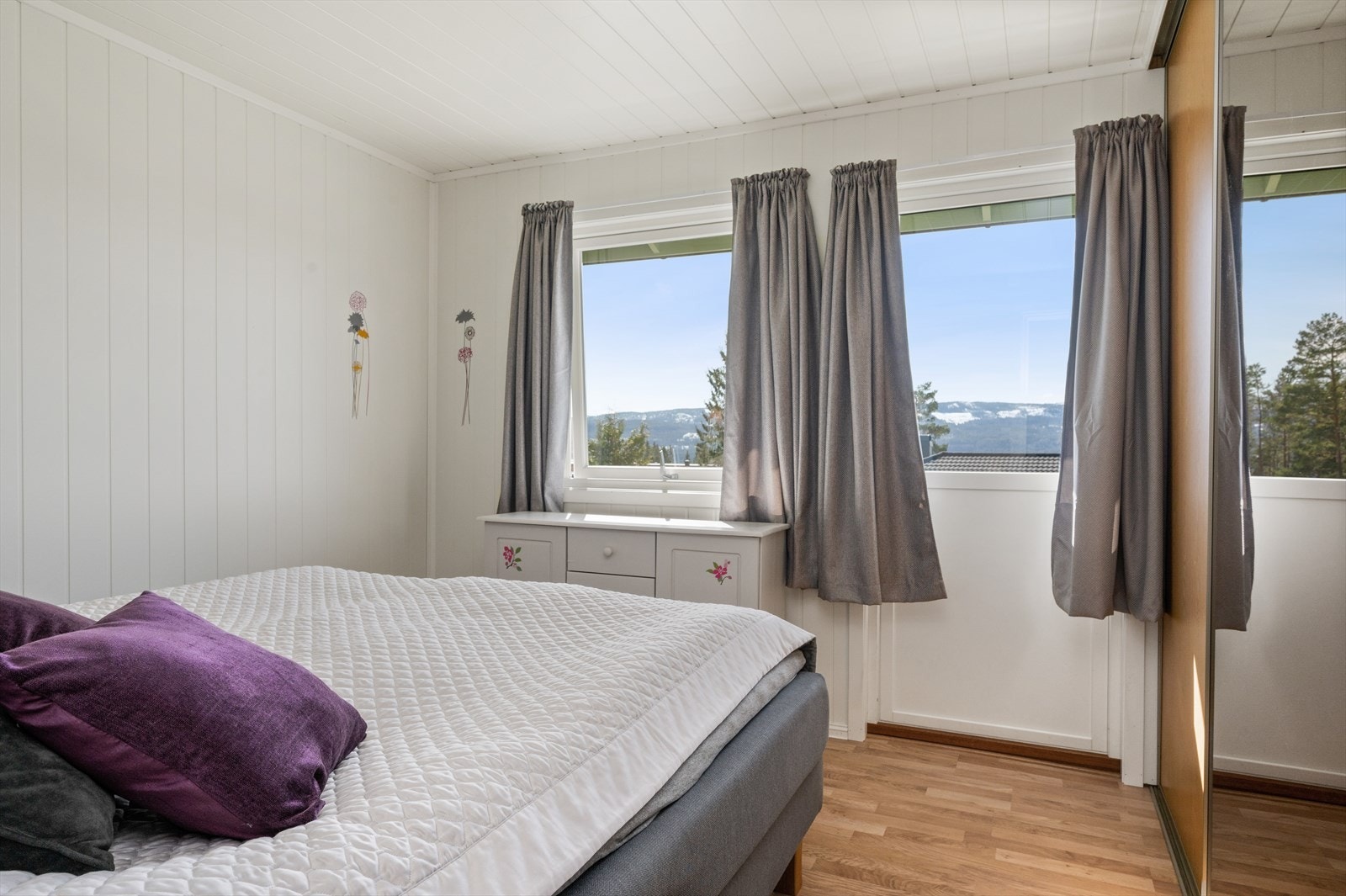 Hovedsoverommet har utgang til terrassen som skaper en sval atmosfære i rommet. Galleribilde