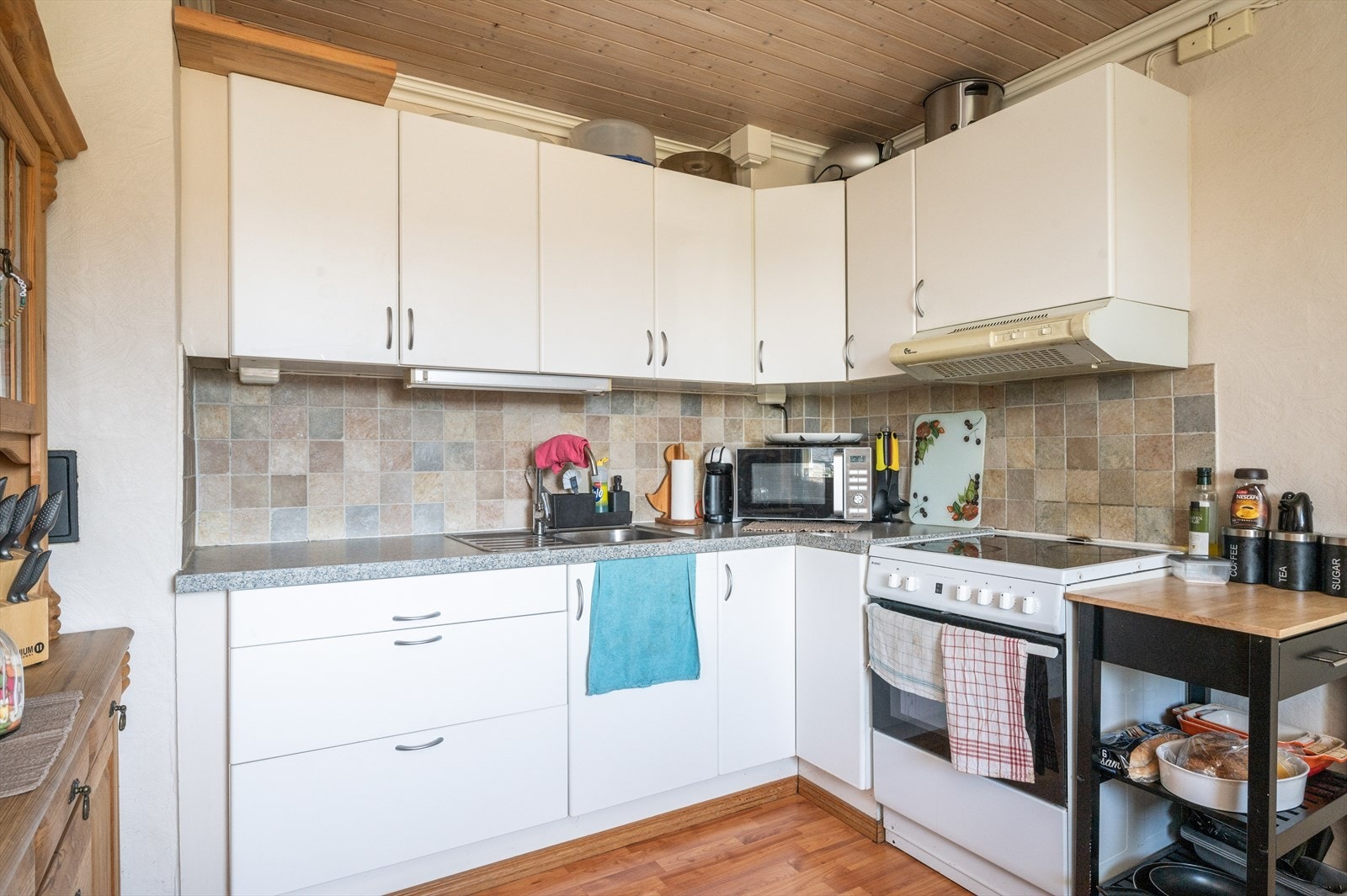 Kjøkken i hybel med spiseplass. Galleribilde