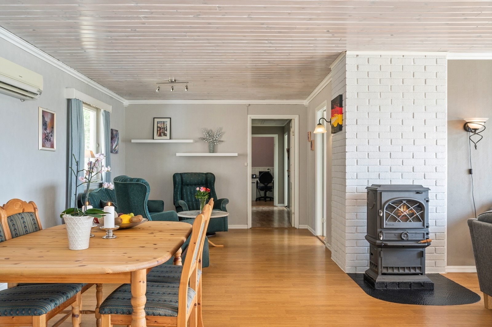 Her kan du invitere venner og familie på hyggelige sammenkomster således som for avslapping i sofakroken. Galleribilde