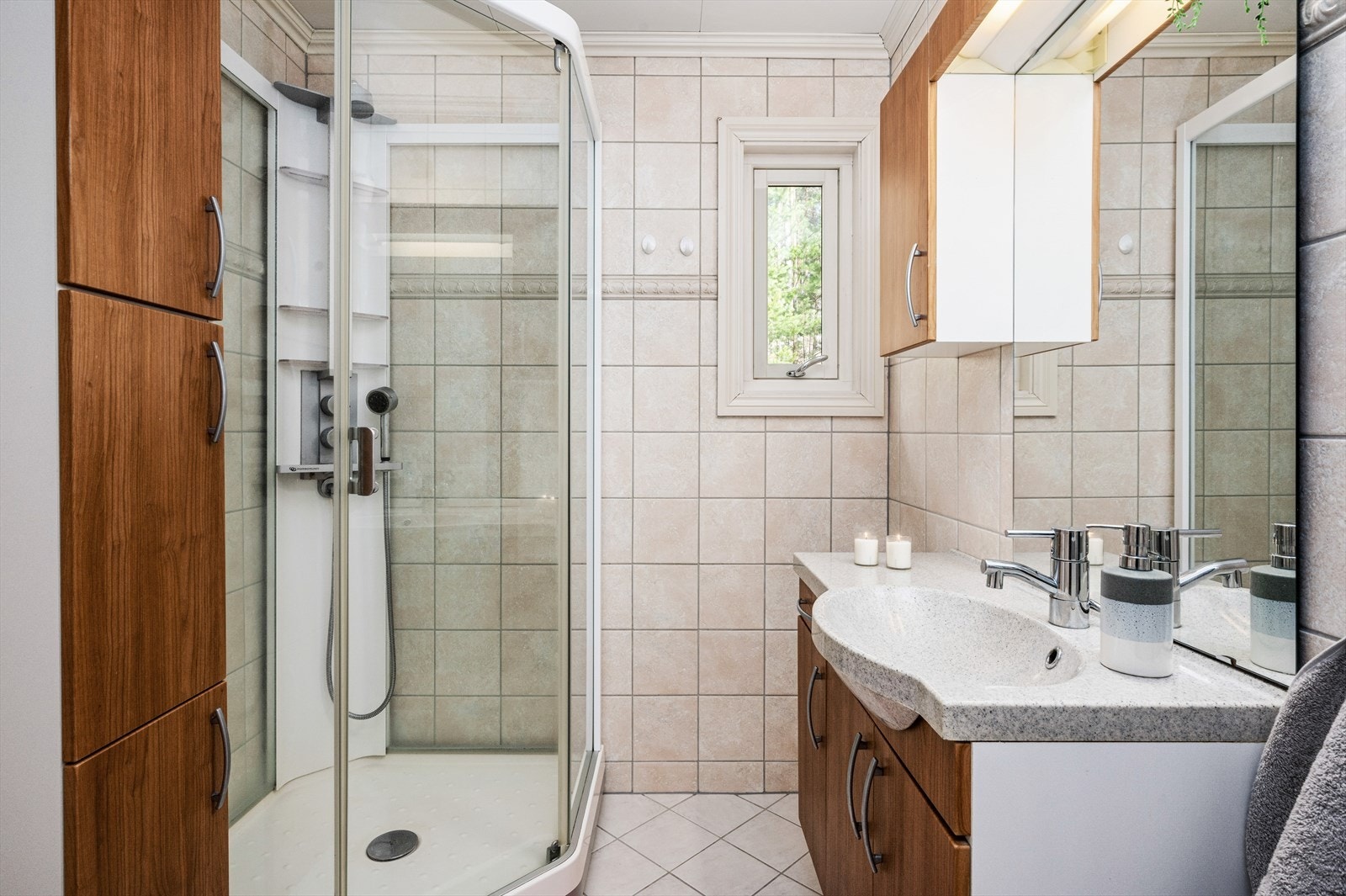 Badet i 1. etasje har behagelig gulvvarme og ble oppgradert i 2005 (fagfolk og egeninnsats). Galleribilde