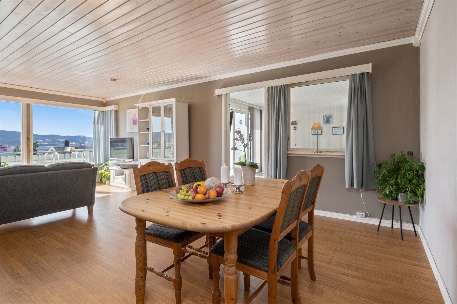 Boligen har en lys og romslig stue/spisestue som naturlig deles inn i tre soner. Galleribilde