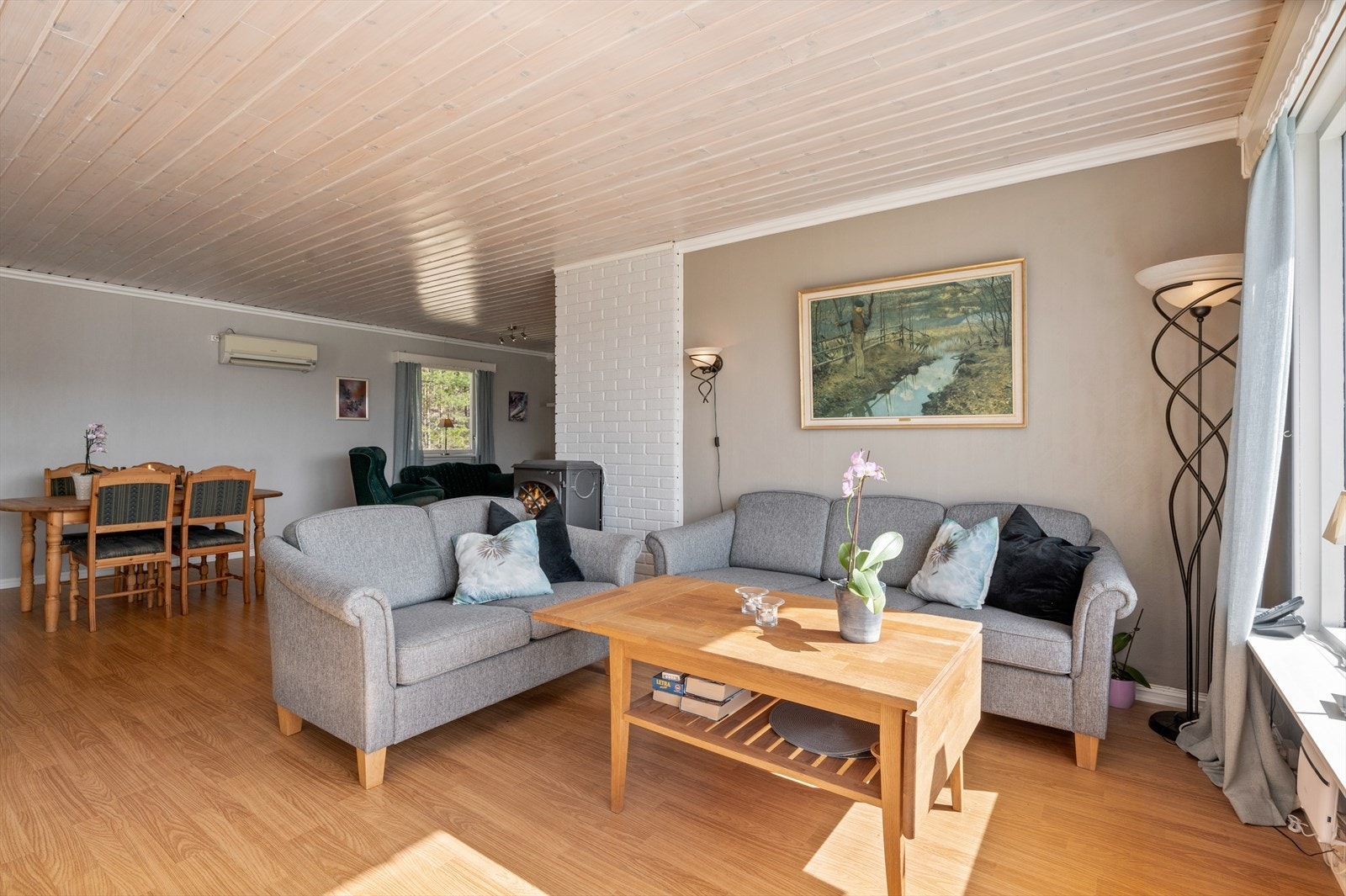 Rommets utforming gir plass til en stor spisestue, sofagruppe og en lun lesekrok. Galleribilde