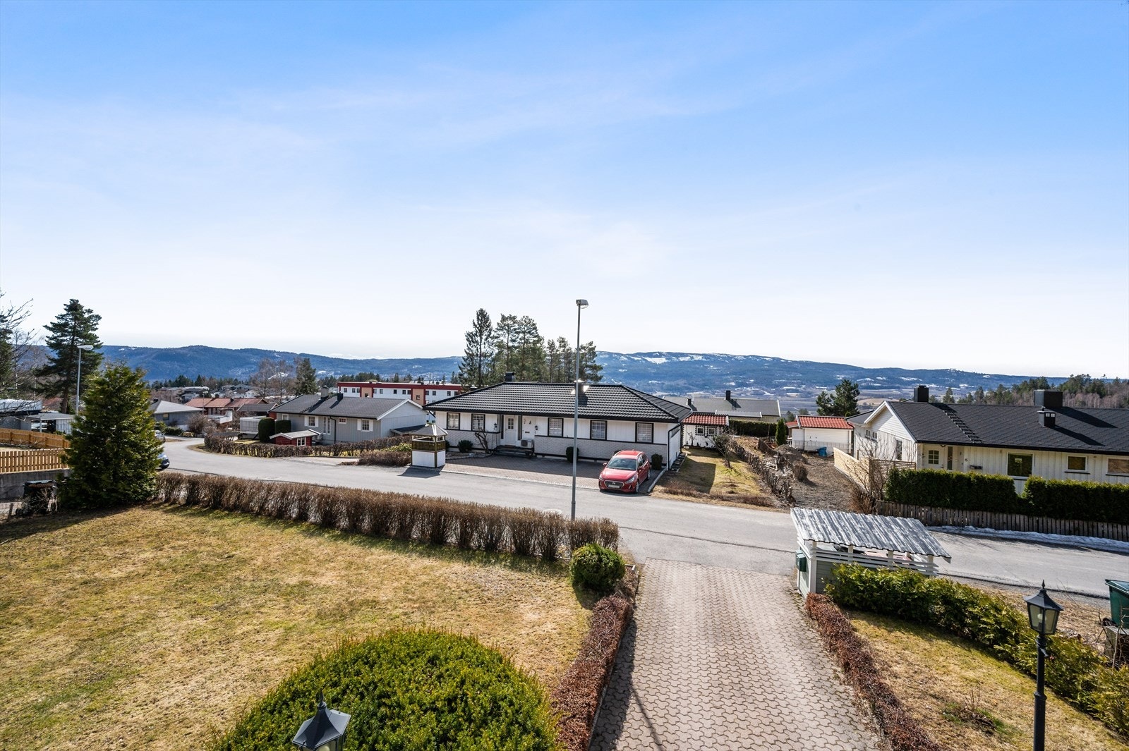 Boligen ligger på et lite høydedrag med flott utsikt over nærområdet. Galleribilde