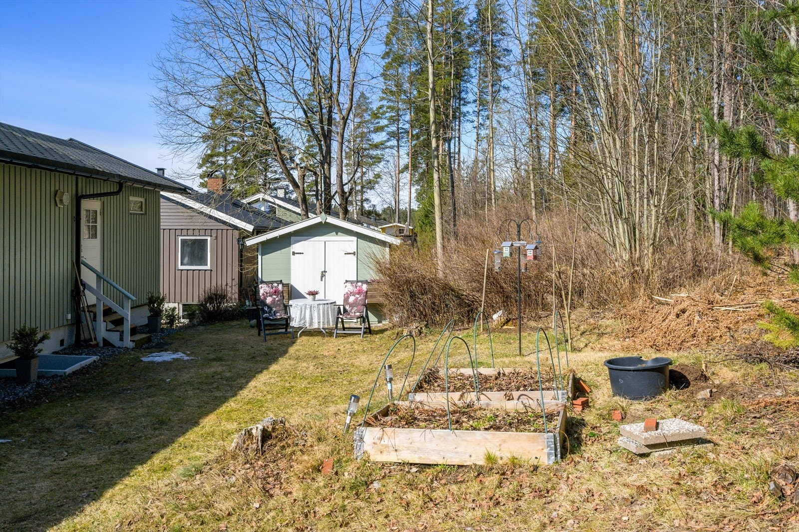 Eiendommen har en pent opparbeidet hage rundt huset. Galleribilde