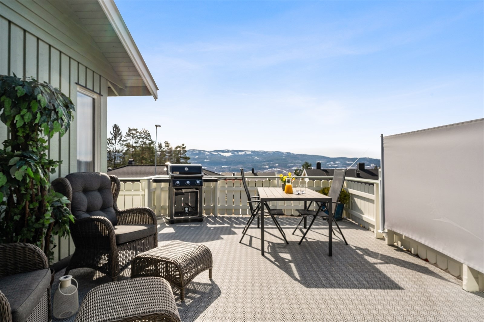 Utgang fra tv-stuen til en sydvendt terrasse på totalt 37 kvm. Galleribilde