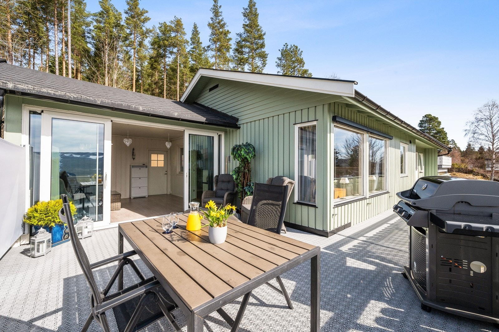 Terrassen fungerer som en forlengelse av boligen på sommerhalvåret. Galleribilde