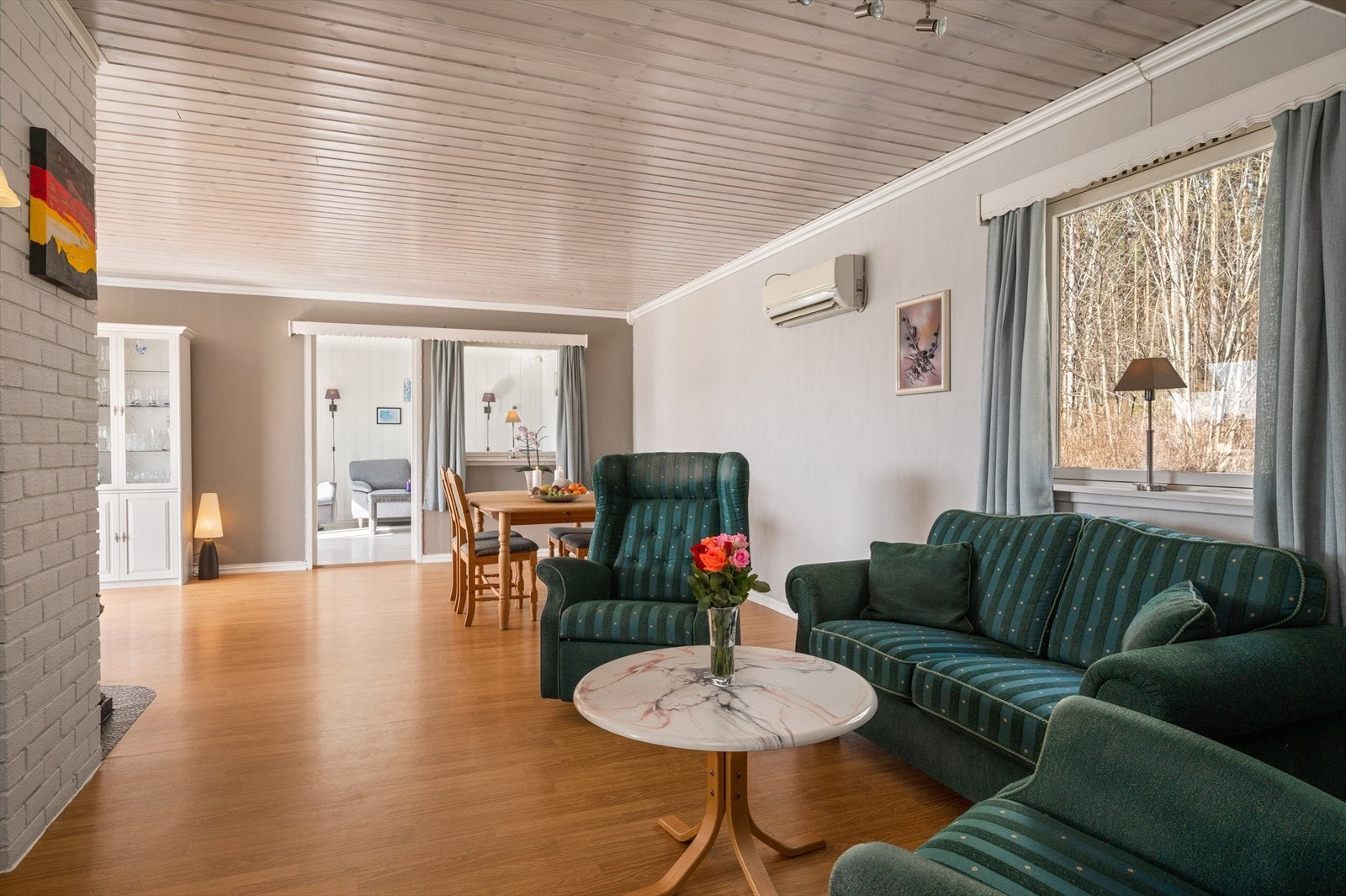 Stuen oppleves som et sosialt rom og boligens naturlige samlingspunkt. Galleribilde