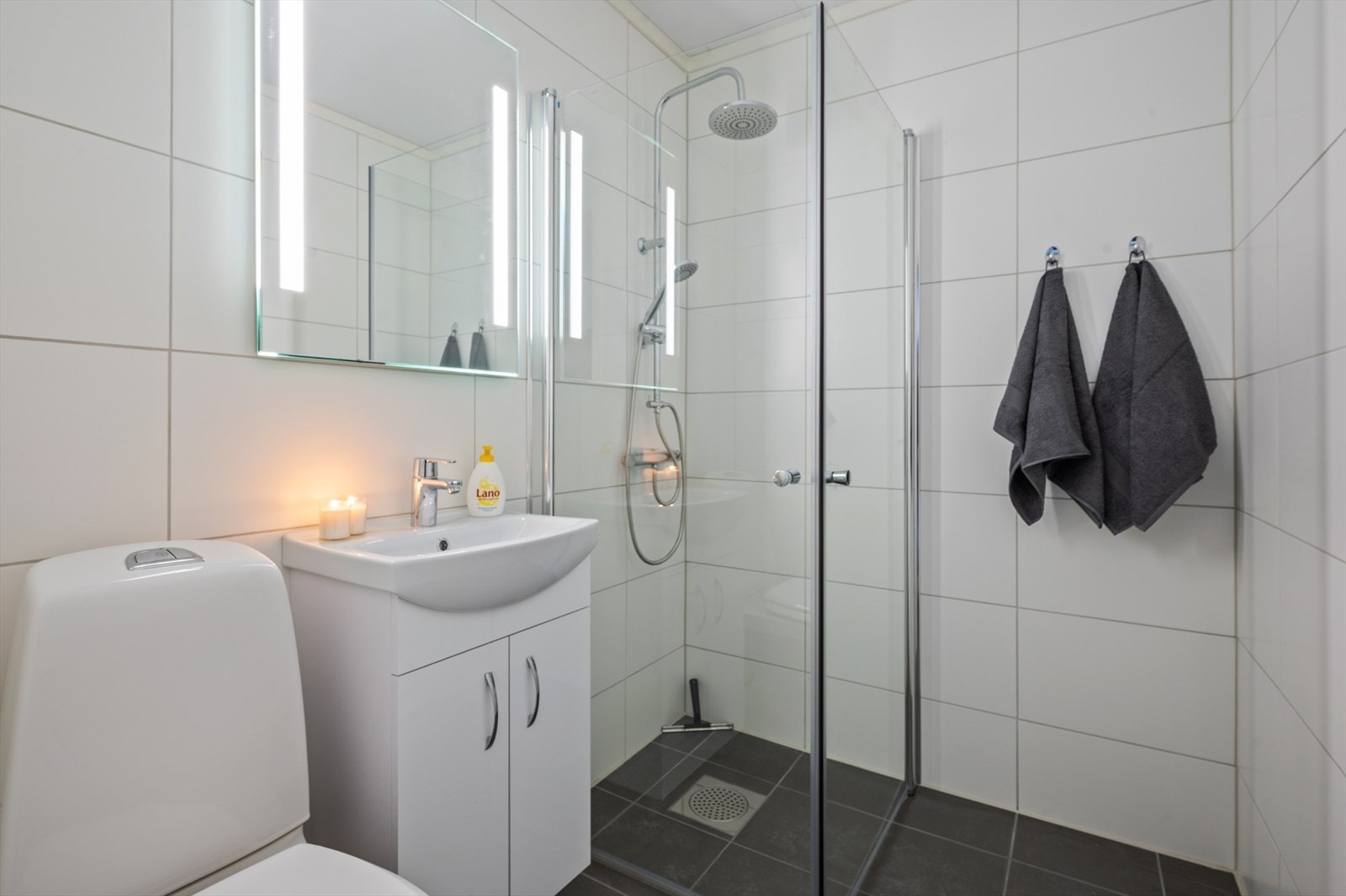 Boligens andre baderom ligger i tilknytning til hallen i underetasjen og ble oppgradert i 2020 (fagfolk og egeninnsats). Galleribilde