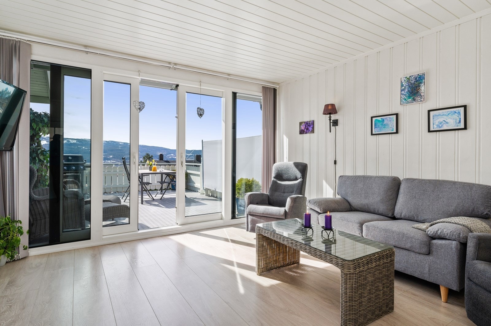 Tv-stuen har flotte vindusarealer med skyvedør mot syd samt direkte utgang til hagen mot nord. Galleribilde