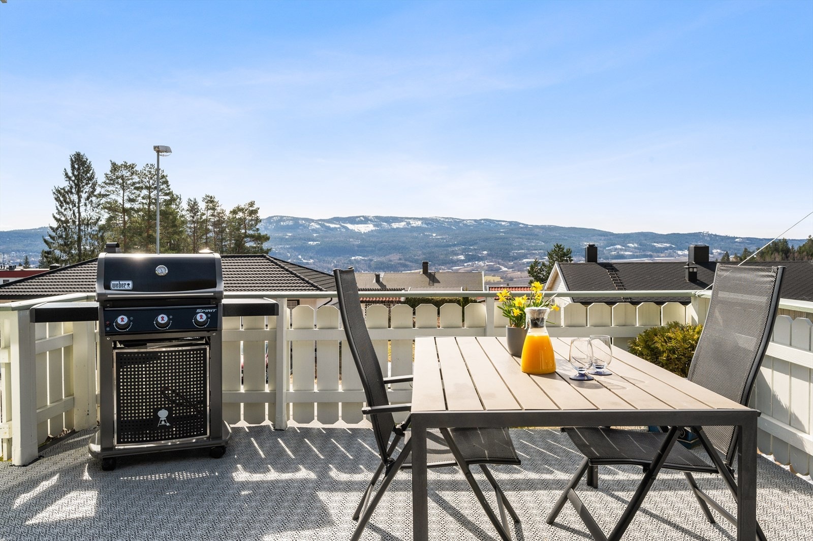 Her er det god plass til utemøblement og terrassen har nydelige solforhold. Galleribilde