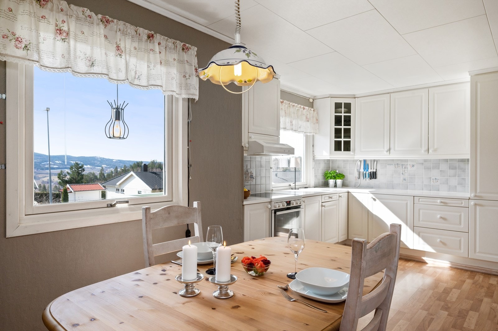 Kjøkkenets åpne løsning mot spiseplassen bidrar til en sosial atmosfære for den som lager mat. Galleribilde