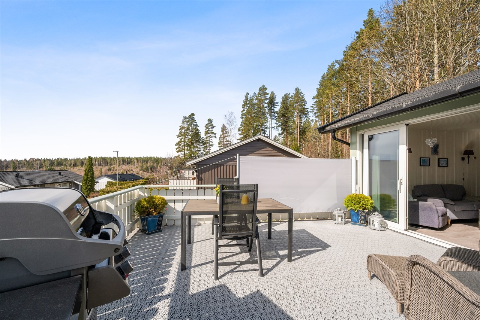 Selger opplyser om sol fra ca. kl. 08.00-20.30 på midtsommerstid; et perfekt samlingssted for hygge. Galleribilde